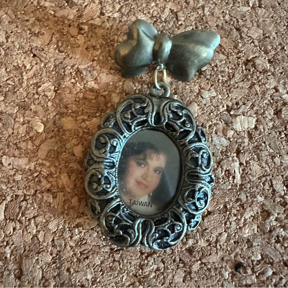 Retro Brooch weathered gold tone bow and ornate cameo picture holder